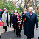 Kong Harald og Dronning Sonja spaserte til Enger Tower i følge med blant annet borgermester Donald Ness og Laura Ness (Foto: Lise Åserud / Scanpix)